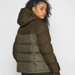 Columbia Pike Lake™ Insulated Jacket - Veste D'Hiver - Olive Green/Stone Green 10 Columbia Pike Lake™ Insulated Jacket - Veste D'Hiver - Olive Green/Stone Green -Columbia shop 51cd0df0034949199b46fbfe33bac2a8 scaled