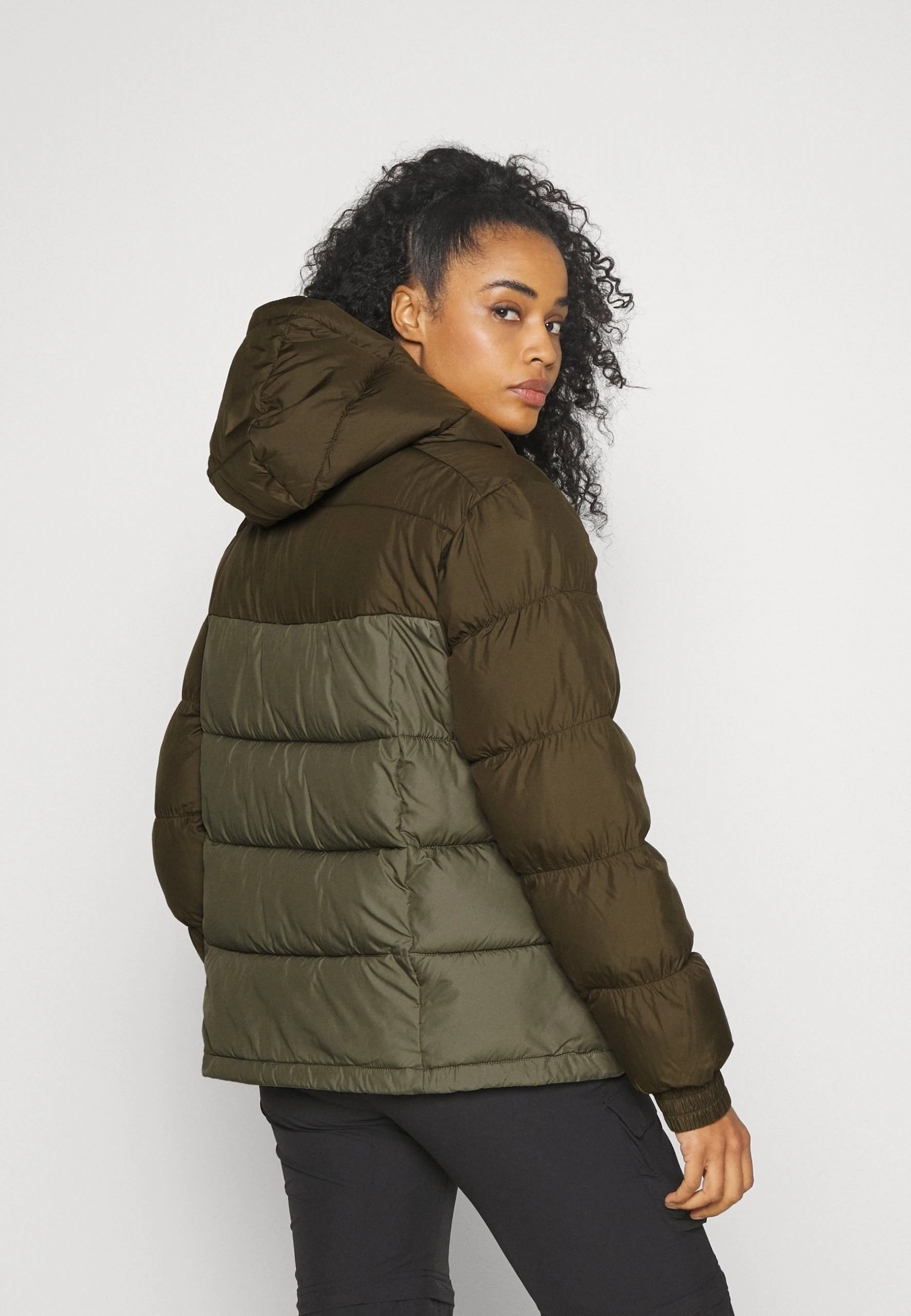 Columbia Pike Lake™ Insulated Jacket - Veste D'Hiver - Olive Green/Stone Green 5 Columbia Pike Lake™ Insulated Jacket - Veste D'Hiver - Olive Green/Stone Green – Image 3