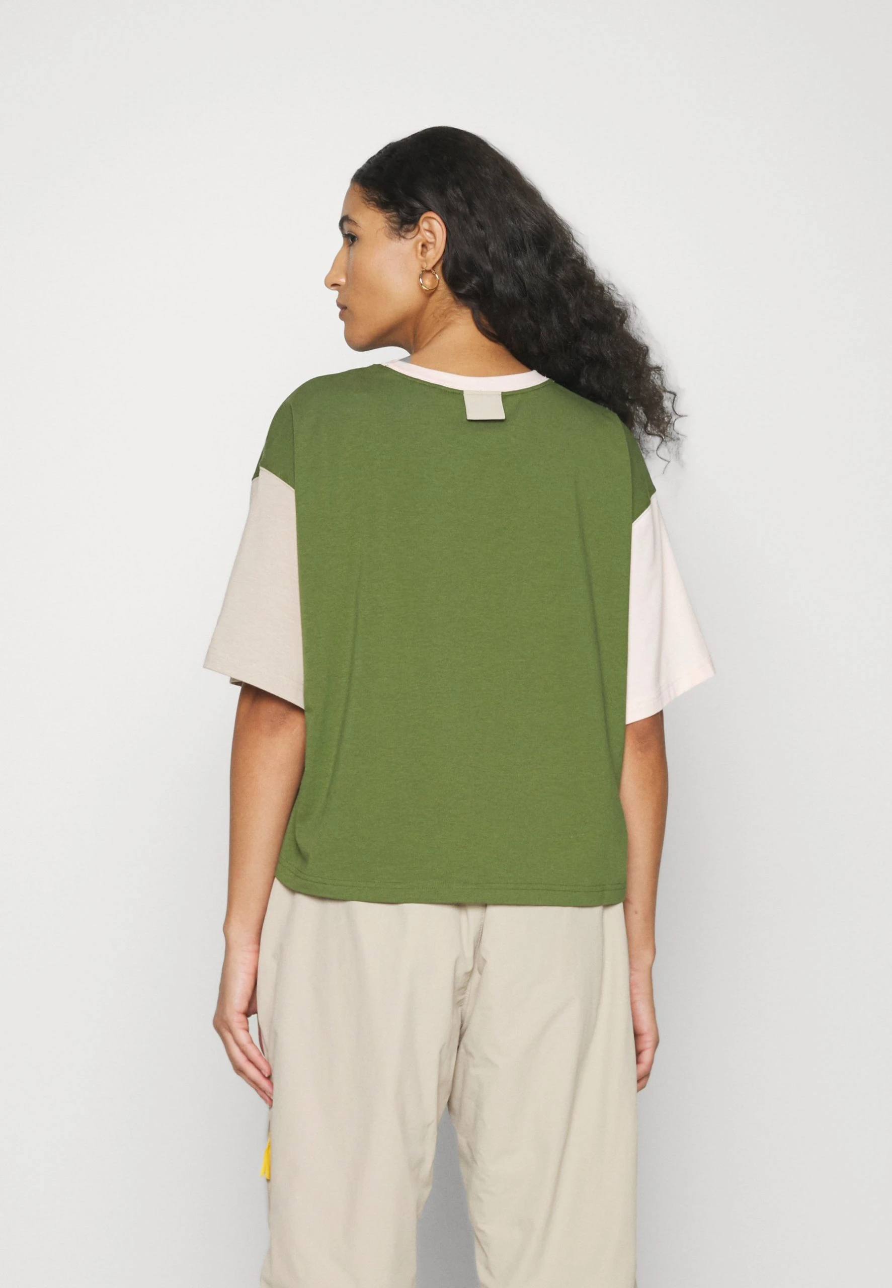 Columbia Deschutes Valley Cropped Tee - T-Shirt Imprimé - Pesto/Peach Blossom/Ancient Fossil 6 Columbia Deschutes Valley Cropped Tee - T-Shirt Imprimé - Pesto/Peach Blossom/Ancient Fossil – Image 4