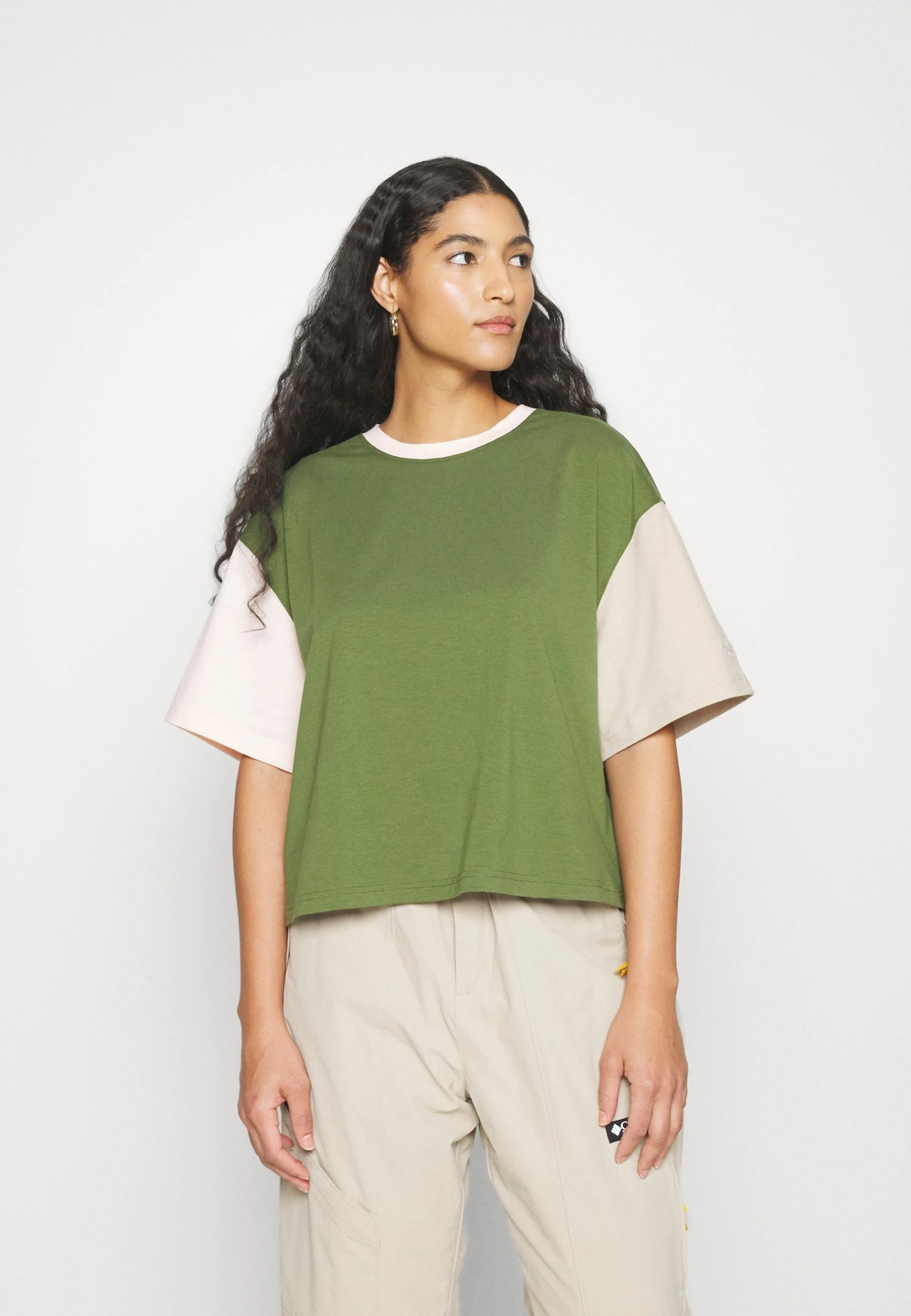 Columbia Deschutes Valley Cropped Tee - T-Shirt Imprimé - Pesto/Peach Blossom/Ancient Fossil 5 Columbia Deschutes Valley Cropped Tee - T-Shirt Imprimé - Pesto/Peach Blossom/Ancient Fossil – Image 3